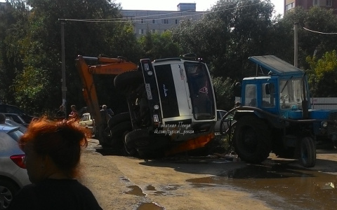 В Арбекове "МАЗ" провалился под асфальт