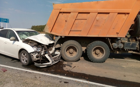 В Никольском районе Chevrolet смялся об КАМАЗ, есть пострадавший