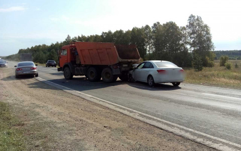 Появились подробности столкновения "КАМАЗа" и Chevrolet в Никольском районе