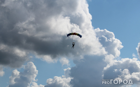 В Пензе на выходных разбился парашютист, у которого отказал парашют