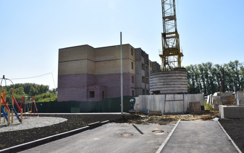 Дом для сирот в Заре строят слишком медленно