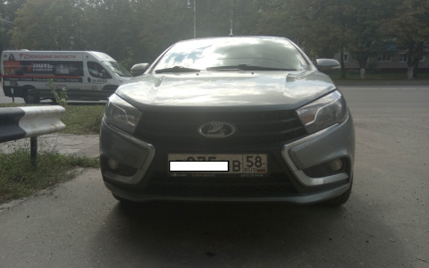 Автохам на  "Ладе" перегородил проезд пензенцу и обругал его матом