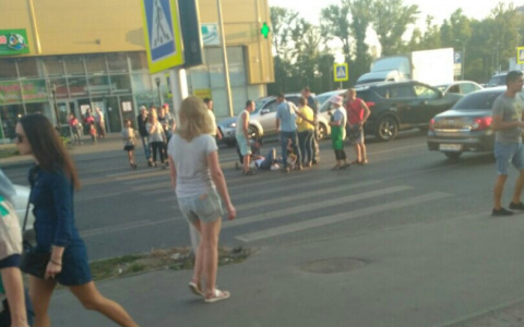 На пешеходном переходе на улице Антонова сбили женщину