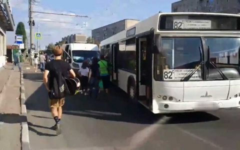 Читатель прислал видео столкнувшихся маршрутки и автобуса в Арбекове
