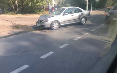 Читатель прислал фото аварии на улице Тарханова