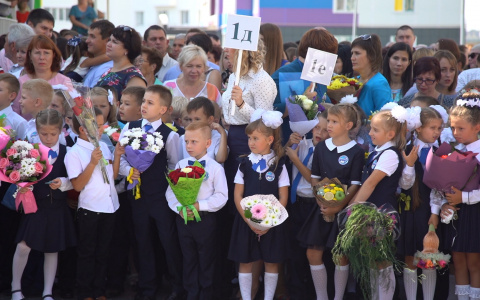 В Спутнике прошли две линейки для полутора тысяч школьников