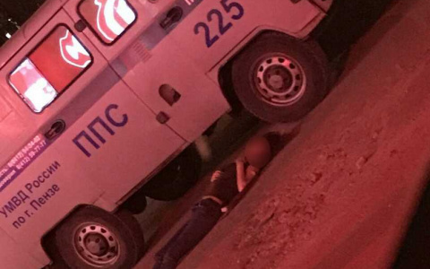 Двое пензенцев, увидев полицию, бросили на улице пьяную девушку: Видео