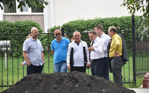 Виктор Кувайцев поручил ремонтировать тротуар на Максима Горького быстрее