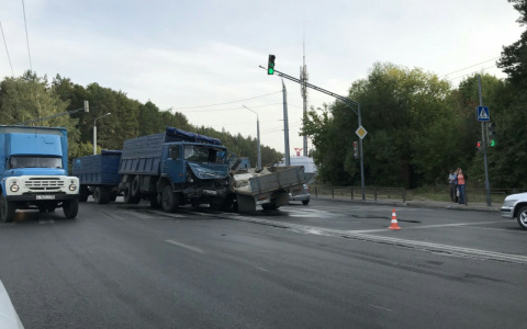 Читатель прислал фото с места ДТП с тремя грузовиками на Карпинского