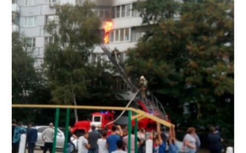 Горящий балкон на проспекте Строителей тушили восемь человек: фото