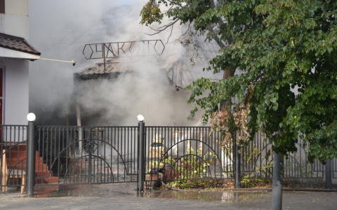 В центре Пензы сгорел летний дворик ресторана "Очаково" - фоторепортаж