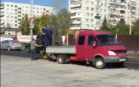 "Газель", перевозившая миниэксаватор, не вписалась под жд мост в Пензе