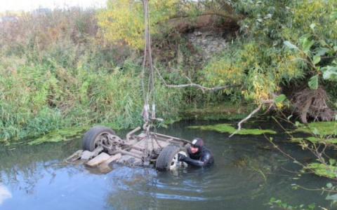 Под Пензой из реки вытащили авто с тремя утонувшими