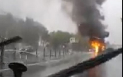 На трассе рядом с Рамзаем легковушка врезалась в отбойник и загорелась - видео