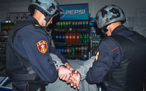 В Заречном покупатель пытался сбежать из магазина, прихватив выручку