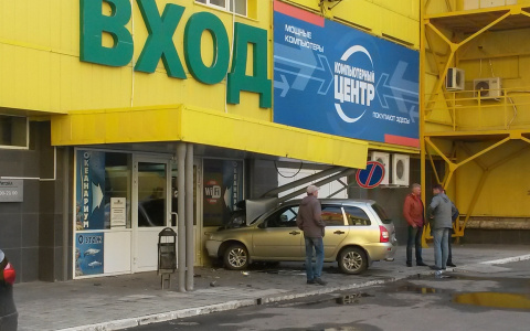 Лихач на "Ладе Калине" протаранил крыльцо "Ритейл Парка"