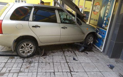 Пензенский лихач не нашел места на парковке и въехал в стену ТЦ