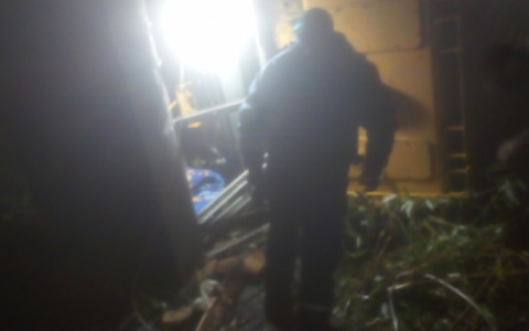 Под Пензой водитель перевернувшегося катка застрял в машине