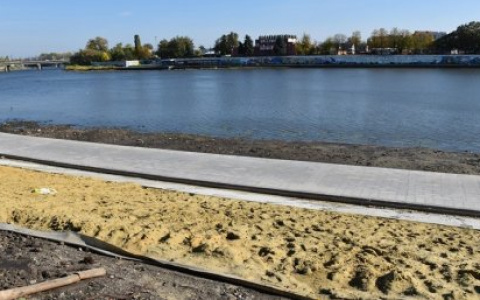 На набережной Суры начали мостить дорожные плиты гранитом