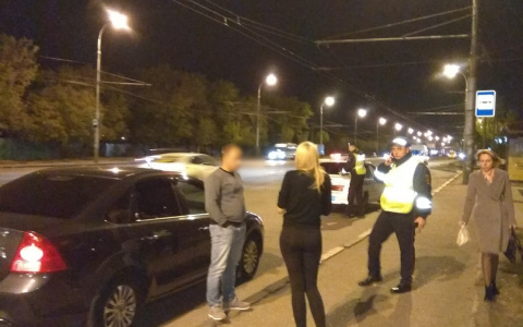 Пензячка вылетела из автомобиля такси, устроившего дорожный беспредел