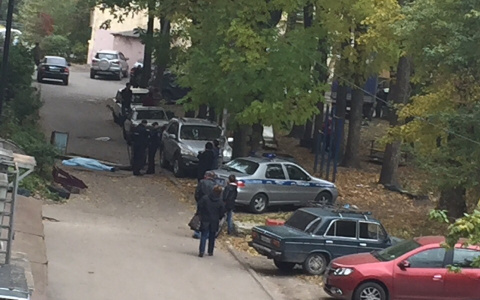 Пензенец упал с балкона и разбился насмерть в Заводском районе