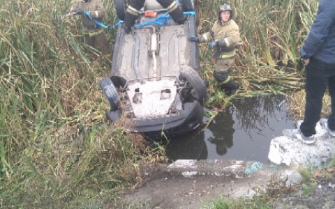 В Кузнецком районе "Гранта" вылетела в кювет, водителю оторвало ухо