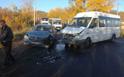 "Газель" смяла "Волгу" в Арбеково: фото