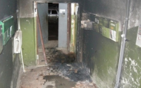 В Пензе семь человек тушили пожар на улице Попова
