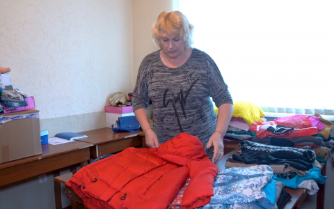 В Спутнике помогли десятку семей за первый месяц работы пункта приема вещей