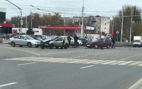 Читатель прислал фото тройной аварии на улице Суворова
