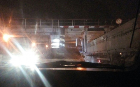 Очередная фура «пошла на таран» Бакунинского моста