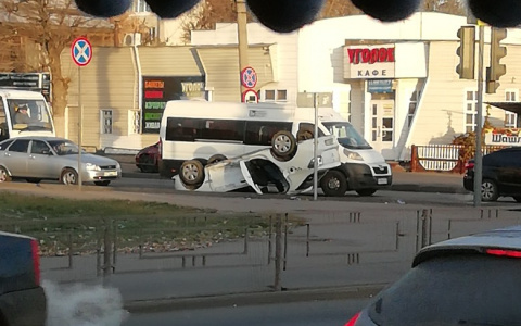 В центре Пензы рано утром перевернулась машина