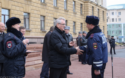 Иван Белозерцев вручил ключи от новых машин сотрудникам ГИБДД