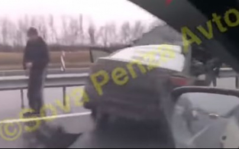 Смертельное ДТП под Пензой: "Яндекс.такси" столкнулось с фурой ( видео)