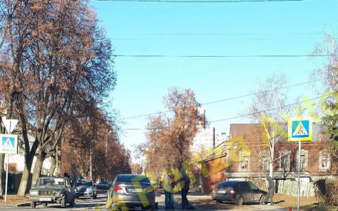 На улице Богданова легковушки смялись в тройной аварии
