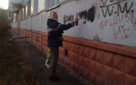 В Пензе уничтожают наркотелефоны на домах, остановках, столбах