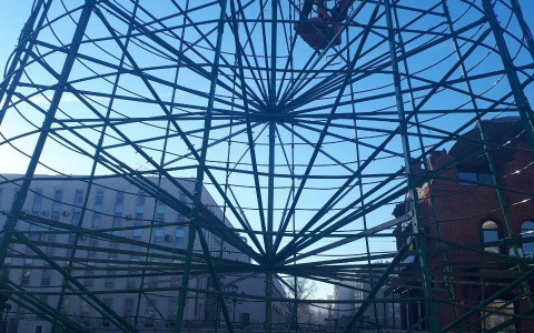 На площади Ленина быстро монтируют каркас новогодней елки
