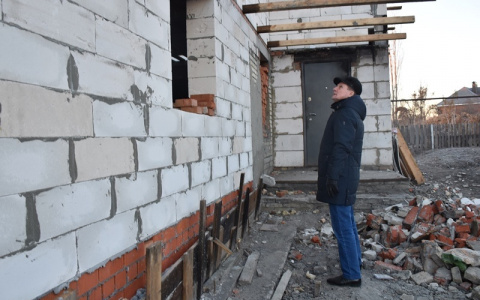 Мэр контролирует ремонт дома, сгоревшего на Брестской