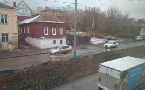 На дороге по улице Кураева образовался каток из-за утечки воды