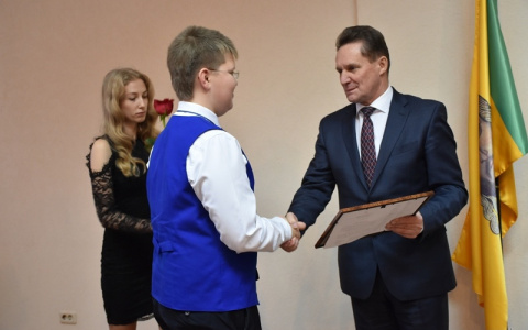 Виктор Кувайцев вручил награды лучшим учащимся школ и вузов