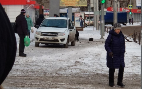 У памятника Победы под колеса попала женщина