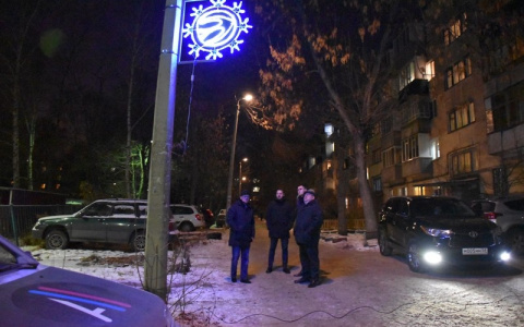 Новогодние светящиеся "ласточки" начинают появляться на улице Лермонтова