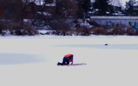 Пензенский спасатель дважды провалился под лед, помогая тонувшему