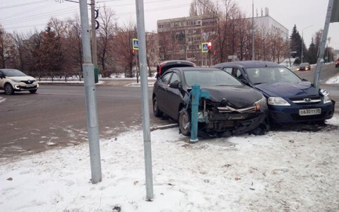 В Пензе машины зажало между колонкой и столбом