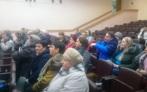 Жители ГПЗ пришли в школу и жаловались на канализацию