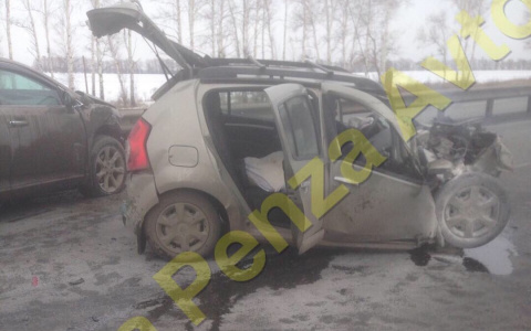 Тройное столкновение на трассе: две иномарки и "Камаз"