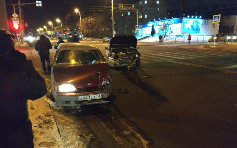 Две легковушки влетели друг в друга недалеко от памятника "Самолет"