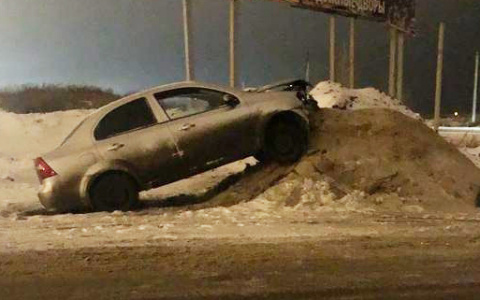 Странное ДТП в селе Засечном: легковушка врезалась в сугроб