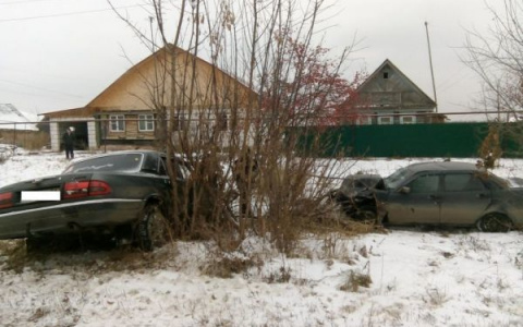 В Бессоновском районе произошло лобовое столкновение "Волги"и "Лады Приоры"