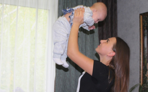 Свыше 2000 семей в регионе получили новые путинские выплаты за первенца